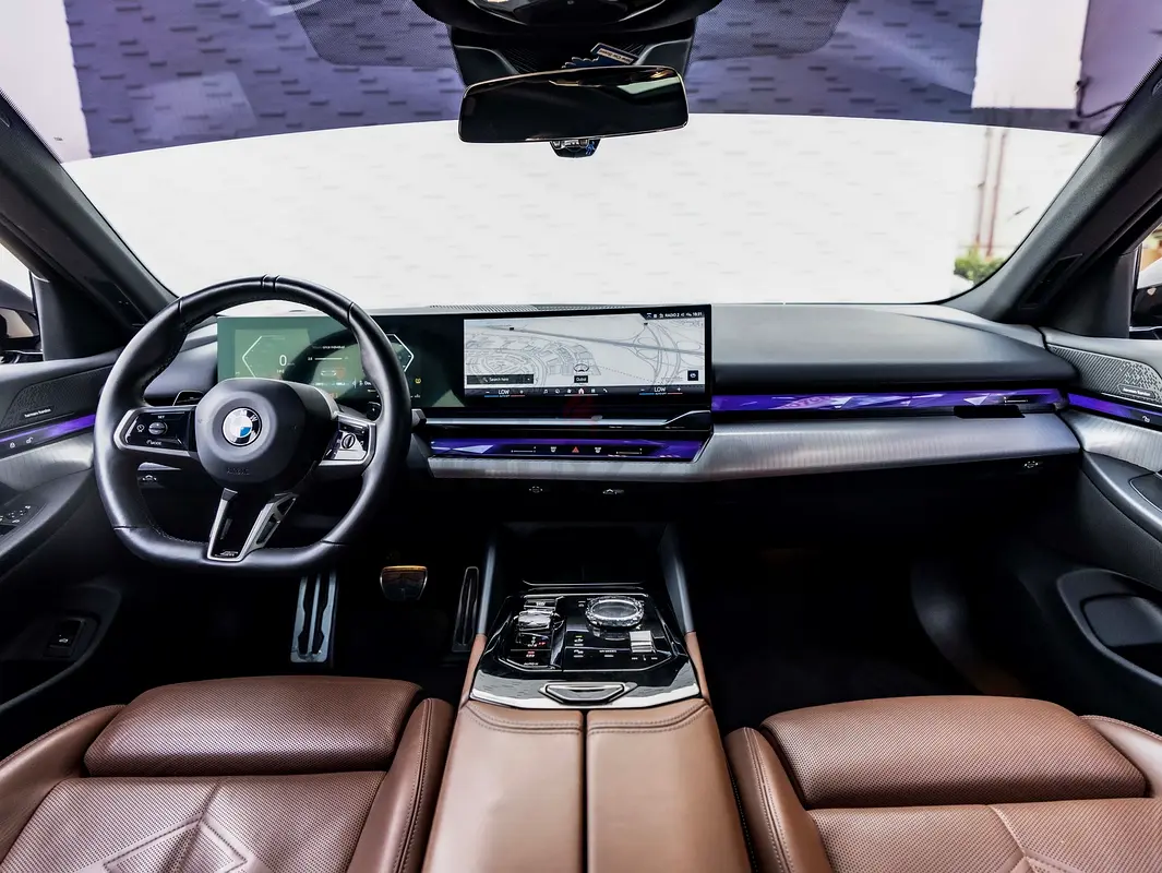 BMW 5-Series 520i M Sport - تصویر ۲