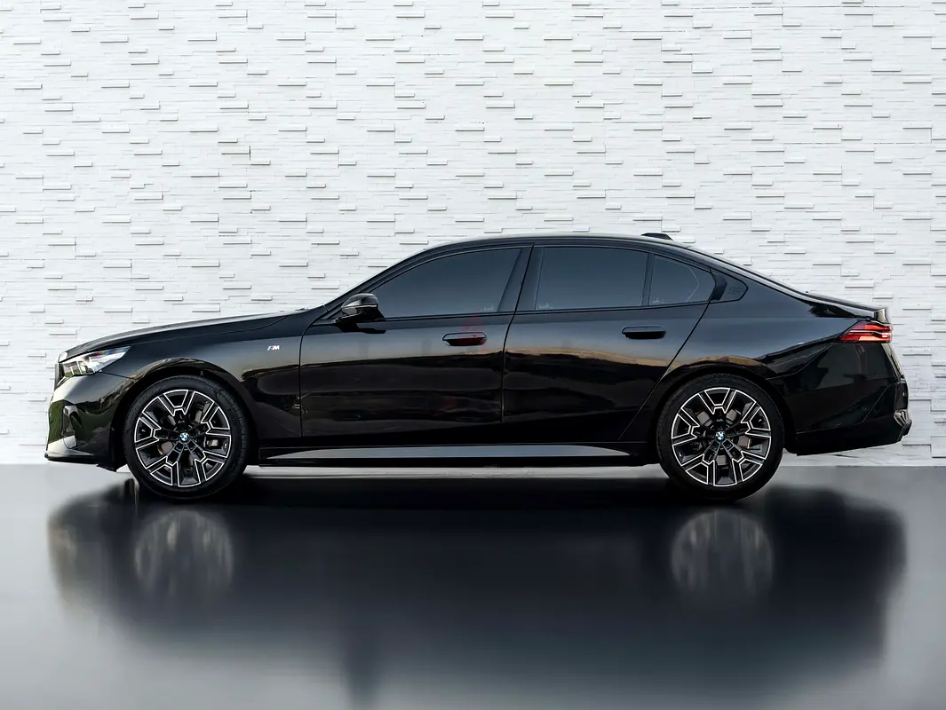 BMW 5-Series 520i M Sport - تصویر ۳